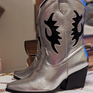 Soda Silver Metallic Black Western Boots